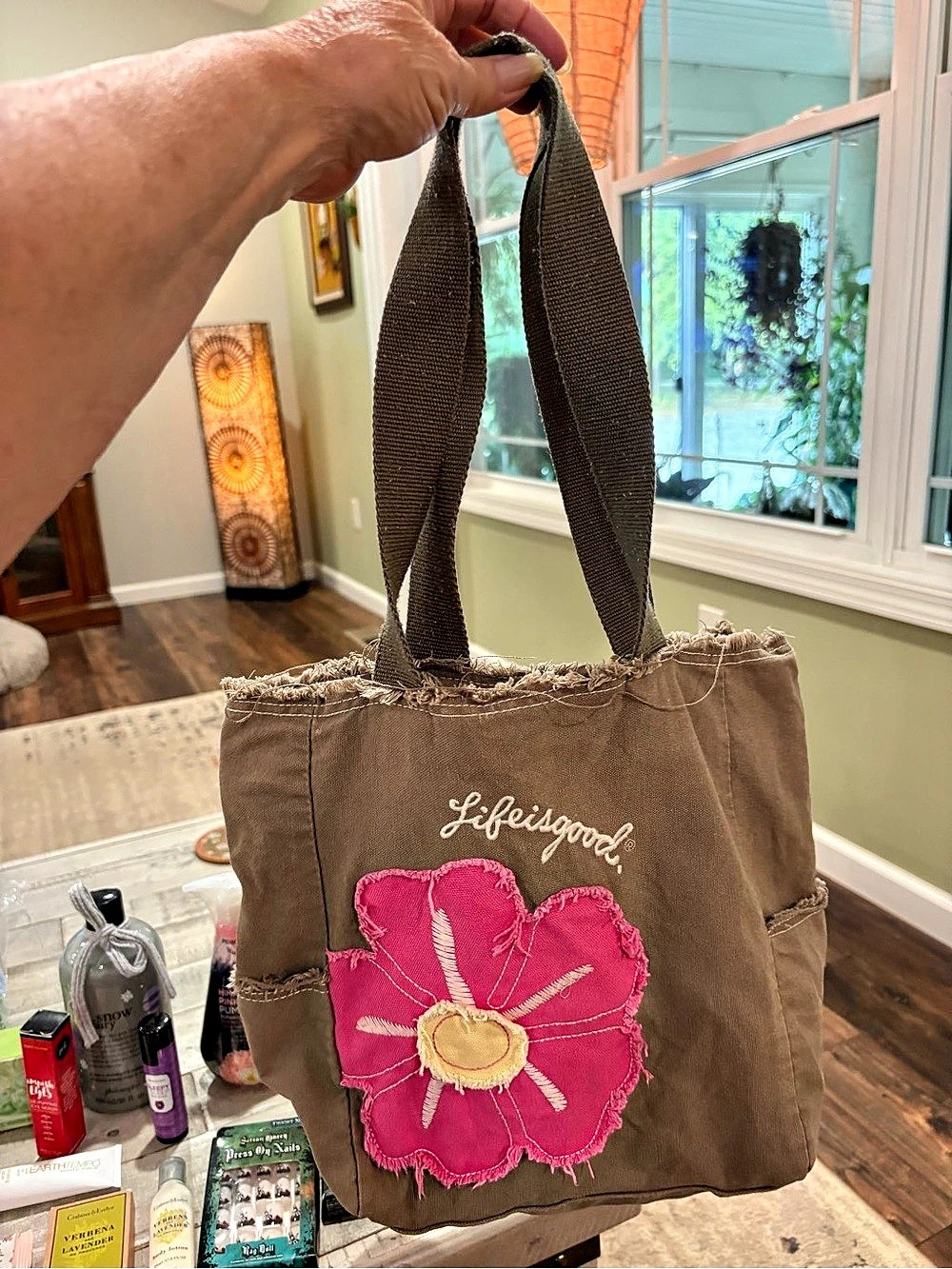 Life is Good Canvas Daisy Applique Brown & Pink Tote Bag plus beauty bundle